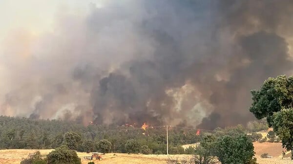 Φωτιές στην Τουρκία: Χιλιάδες άνθρωποι απομακρύνονται, την ώρα που οι πυροσβεστικές δυνάμεις δίνουν μάχη με τις πυρκαγιές