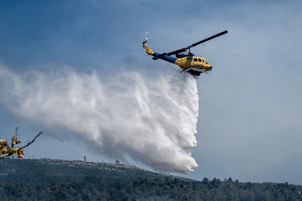 Φωτιά στου Ζωγράφου: Ξεκίνησε από δύο σημεία και οριοθετήθηκε σε 20 λεπτά