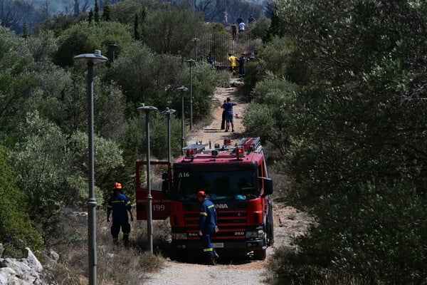Φωτιά στου Ζωγράφου: Ξεκίνησε από δύο σημεία και οριοθετήθηκε σε 20 λεπτά