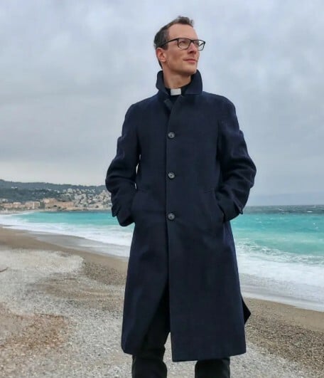 Tο Βατικανό χρησιμοποιεί «ιερείς-influencers» για να προσεγγίσει τη νεολαία