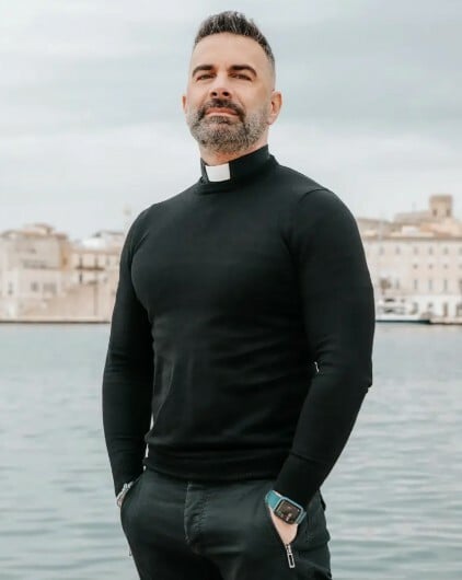 Tο Βατικανό χρησιμοποιεί «ιερείς-influencers» για να προσεγγίσει τη νεολαία