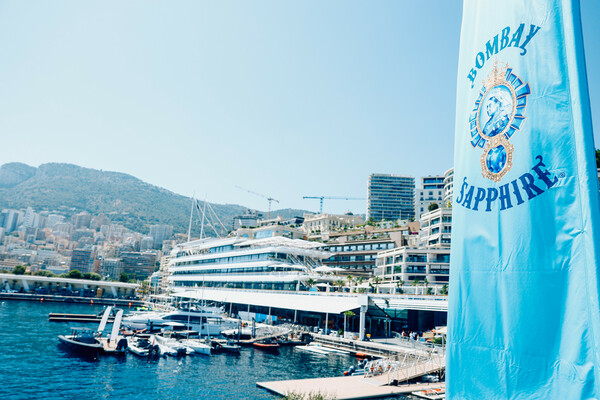 Με τo ΒOMBAY SAPPHIRE στους «ηλεκτρισμένους» αγώνες ταχύτητας σκαφών Ε1 στο Μονακό και καλεσμένη τη Βάσια Κωσταρά.