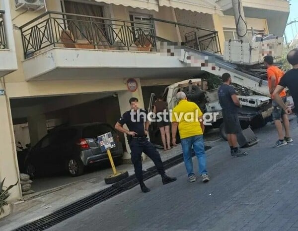 Γερανός έπεσε σε μπαλκόνι διαμερίσματος μετά το Περιστέρι και στη Θεσσαλονίκη