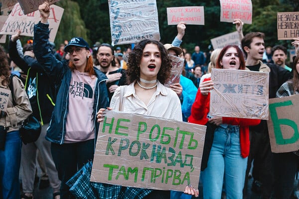 Ουκρανία: Υπό την πίεση διαδηλώσεων και ΕΕ, ο Ζελένσκι αποκαθιστά τη ανεξαρτησία των αρχών κατά της διαφθοράς