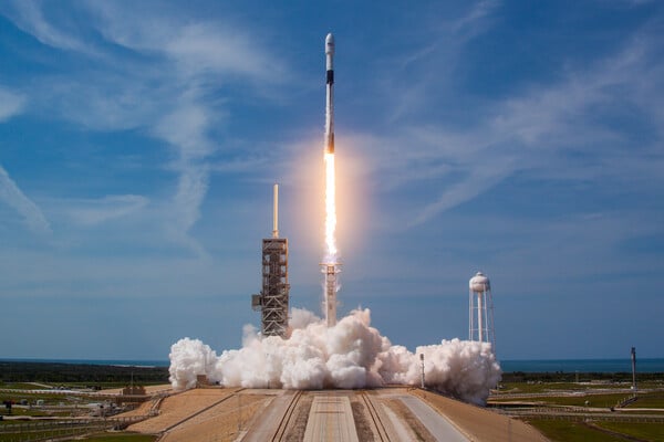 SpaceX: Αναβλήθηκε για αύριο λόγω κακοκαιρίας η εκτόξευση του πυραύλου Falcon 9