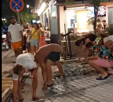 Η δουλειά κάνει τους άντρες, το γιαπί το πηλοφόρι το μυστρί: Τουρίστες στα Μάλια βάζουν πλακάκια στο δρόμο