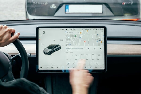 Η Tesla καταδικάστηκε να πληρώσει 243 εκατ. δολάρια ως αποζημίωση έπειτα από θανατηφόρο τροχαίο εξαιτίας του autopilot 