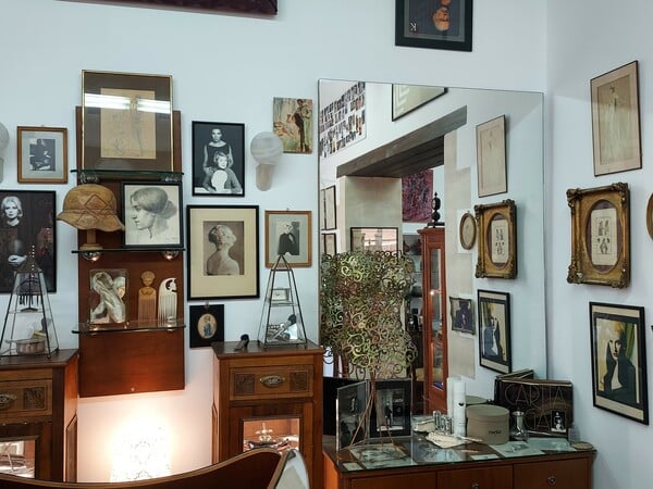 Το Μοναστήρι του Καρόλου: Το μουσείο του «κομμωτή των σταρ»