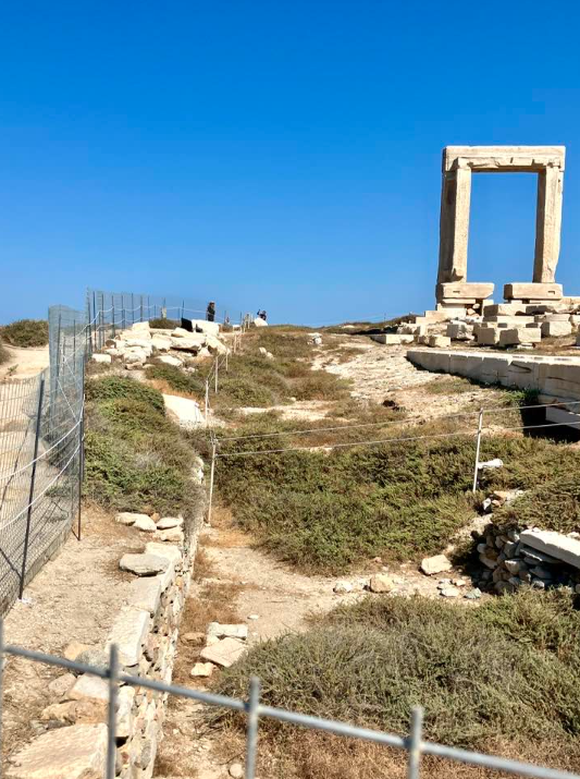 Συρματόπλεγμα στην Πορτάρα της Νάξου – Αντιδράσεις από ντόπιους και τουρίστες