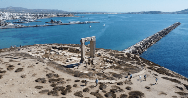 Συρματόπλεγμα στην Πορτάρα της Νάξου – Αντιδράσεις από ντόπιους και τουρίστες