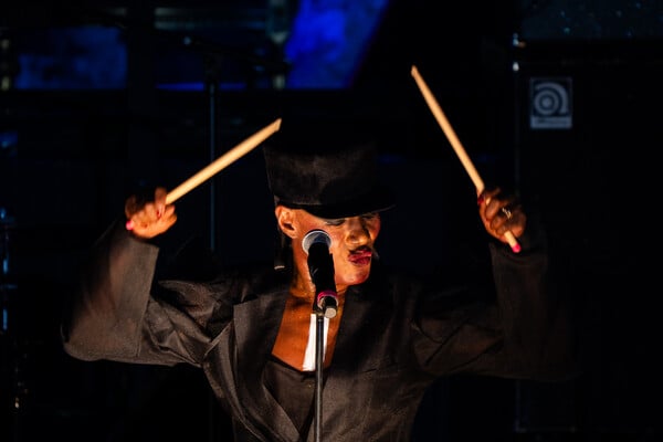 Ευτυχώς που υπάρχει και η Grace Jones