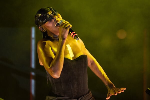 Ευτυχώς που υπάρχει και η Grace Jones