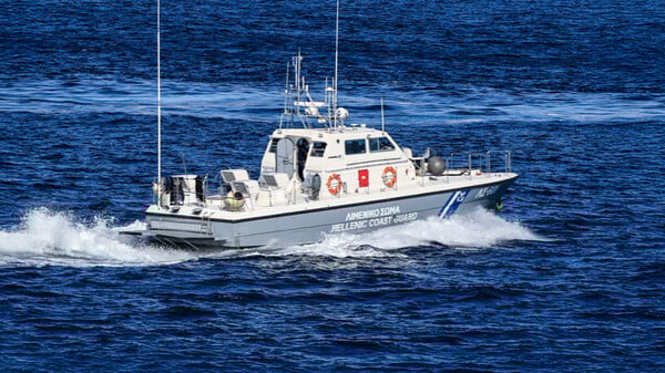 Εύβοια: Φέρι μποτ προσάραξε σε ξέρα στα Νέα Στύρα - Κατεβάζουν τους επιβάτες με βάρκες