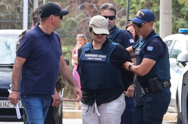 Παλαιό Φάληρο: Στον ανακριτή η μητέρα της 4χρονης - Επιμένει πως άφησε νεκρό το παιδί στην παραλία 