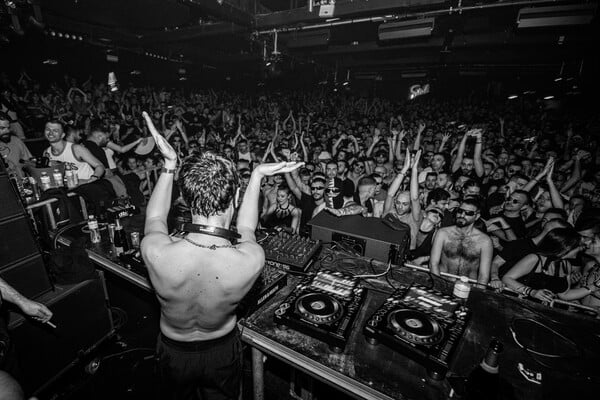Γιατί οι DJ παίζουν χειρότερα στην Ελλάδα από ό,τι στο εξωτερικό;