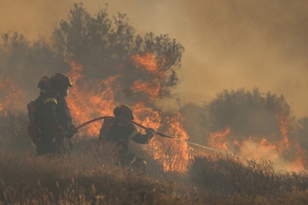 Φωτιά στον λόφο Κουλά στις Σέρρες – Μήνυμα 112 για ετοιμότητα στους κατοίκους