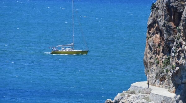 Σκάφος προσέκρουσε σε βραχώδη ακτή στη Διάπορο Χαλκιδικής: Υπάρχουν τραυματίες