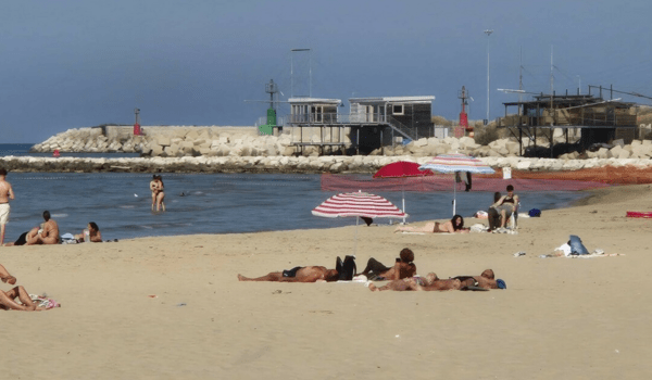 Άδειες παραλίες στην Ιταλία: Γιατί οι Ιταλοί εγκαταλείπουν το καλοκαίρι στη θάλασσα