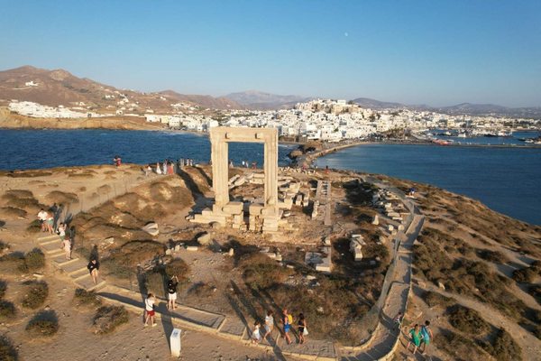 Νάξος: Προσωρινή περίφραξη στην Πορτάρα μετά το συμβάν με τον επισκέπτη που σήκωσε λίθο