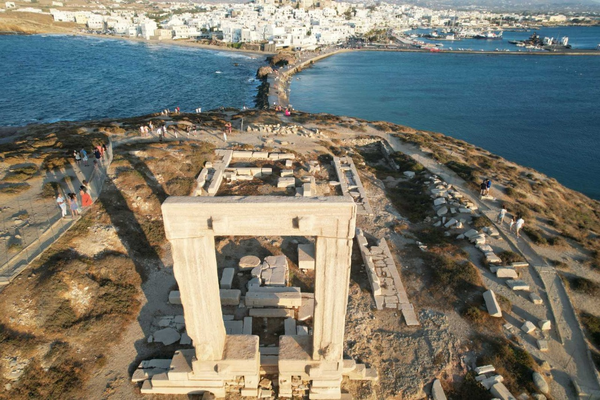 Νάξος: Προσωρινή περίφραξη στην Πορτάρα μετά το συμβάν με τον επισκέπτη που σήκωσε λίθο