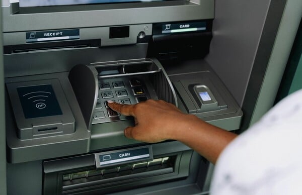 Από τη Δευτέρα 11 Αυγούστου δωρεάν αναλήψεις από τα ΑΤΜ των ελληνικών τραπεζών