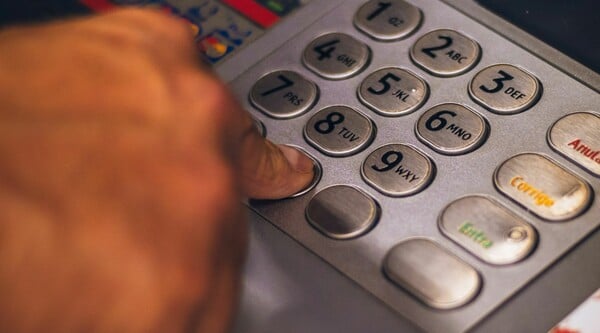 ΑΤΜ: Όσα αλλάζουν στις αναλήψεις και τις προμήθειες από 11 Αυγούστου
