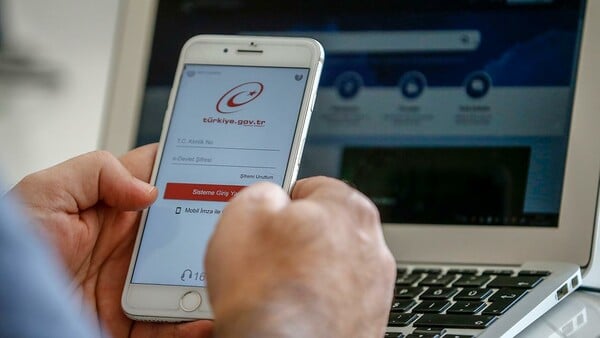 Σκάνδαλο με e-υπογραφές στην Τουρκία: Πλύστης χαλιών έγινε διάσημος ψυχολόγος με πτυχίο ανύπαρκτου πανεπιστημίου