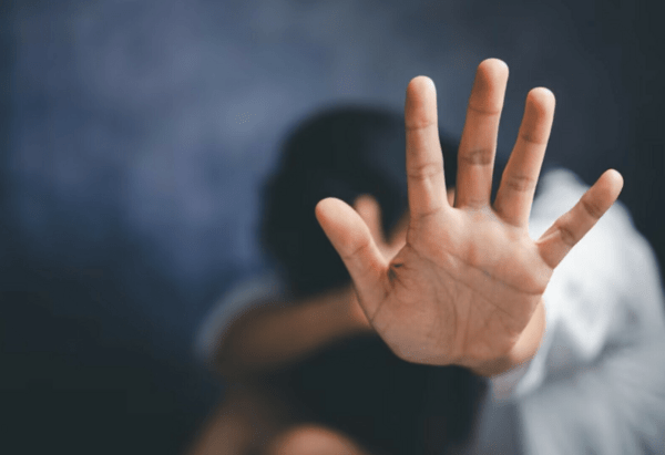 Θεσσαλονίκη: Ανήλικη κατήγγειλε ότι βιαζόταν παρουσία της μητέρας της