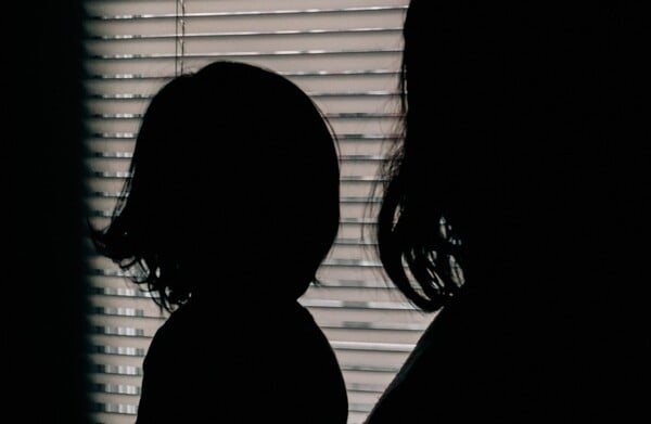 Βιασμός 10χρονης στη Θεσσαλονίκη: Δίωξη σε βαθμό κακουργήματος στη μητέρα της και τον σύντροφό της