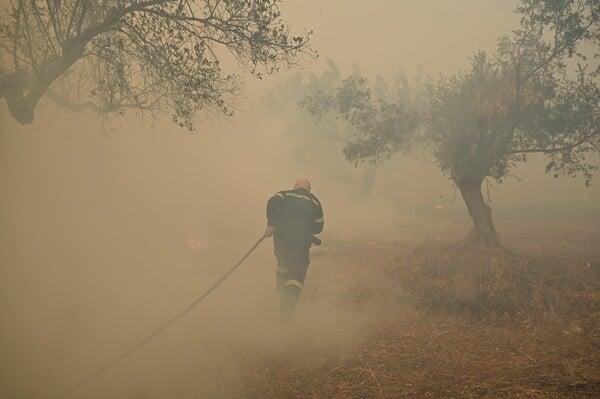 Φωτιά στην Κερατέα: «Έχει κατεύθυνση προς τον δήμο Σαρωνικού», λέει ο κοινοτάρχης