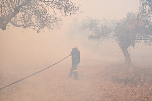Meteo: Ιδιαίτερα δυσμενείς οι συνθήκες για τη φωτιά στην Κερατέα έως το βράδυ