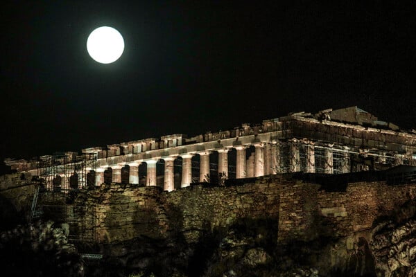 Το «Φεγγάρι του Οξύρρυγχου» φώτισε την Ελλάδα – Εντυπωσιακές λήψεις από την Ακρόπολη ως τις ακτές της Ηπείρου