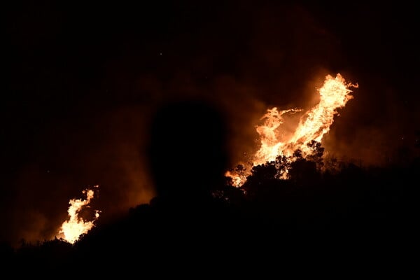 Μαίνεται η μεγάλη φωτιά στην Ανατολική Αττική