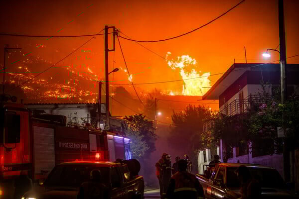 Ηλεία: Εφιαλτικές εικόνες από τη μεγάλη φωτιά στο Χελιδόνι