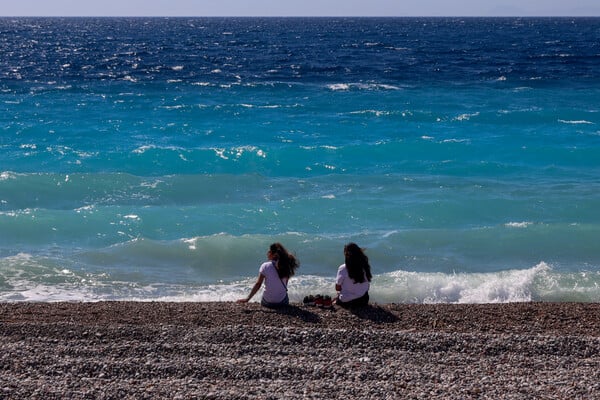Ο καιρός σήμερα: Συνεχίζονται οι θυελλώδεις άνεμοι στο Αιγαίο - Πού θα φτάσει ο υδράργυρος