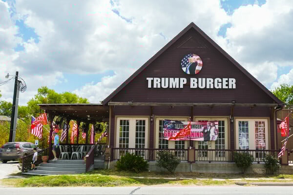 ΗΠΑ: Ο ιδιοκτήτης της αλυσίδας «Trump Burger» συνελήφθει και κινδυνεύει με απέλαση