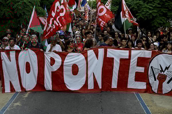 Ιταλία: Δεκάδες χιλιάδες διαδήλωσαν στη Μεσίνα κατά της γέφυρας που θα ενώνει τη Σικελία με την ηπειρωτική χώρα