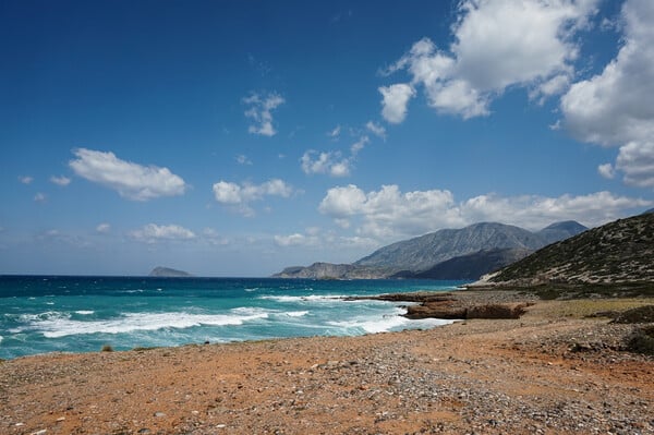Ο καιρός σήμερα: Ζέστη και ισχυροί άνεμοι - Πού θα φτάσει ο υδράργυρος