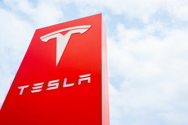 Η Tesla του Έλον Μασκ γίνεται πάροχος ηλεκτρικής ενέργειας στη Βρετανία 