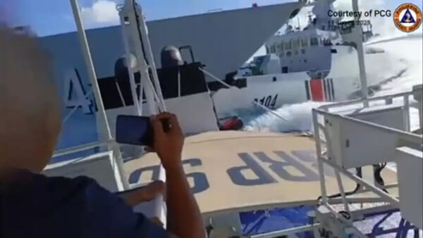 Κινεζικό πολεμικό πλοίο συγκρούστηκε με σκάφος της κινεζικής ακτοφυλακής ενώ καταδίωκε πλοίο των Φιλιππίνων