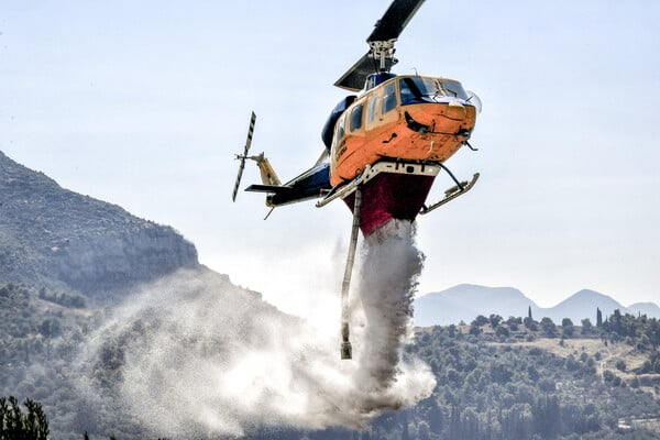 Φωτιά: Καίγονται δασικές εκτάσεις σε Ζάκυνθο, Βόνιτσα και Φωκίδα - Ελαφρώς καλύτερη η εικόνα στην Κεφαλονιά 
