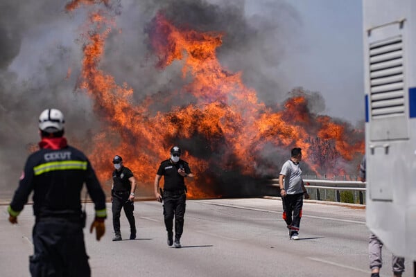 Φωτιές στην Τουρκία: Εκκενώθηκαν χιλιάδες άνθρωποι στα Δαρδανέλια - Ανεξέλεγκτη η κατάσταση