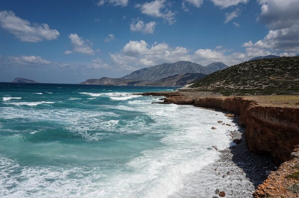 Καιρός σήμερα: Θερμοκρασία ως 41 βαθμοί και άνεμοι 8 μποφόρ