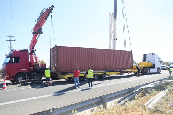 Τροχαίο στην εθνική οδό Αθηνών-Κορίνθου: Φορτηγό εξετράπη της πορείας του