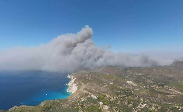 Φωτιά στη Ζάκυνθο: Πλησιάζει τις αυλές σπιτιών - Οι φλόγες κατευθύνονται και προς το χωριό Κερί 