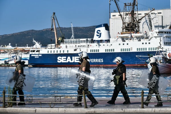 Βόλος: Αποβιβάστηκαν οι Ισραηλινοί επιβάτες του «Crown Iris» παρά τη διαμαρτυρία των κατοίκων 