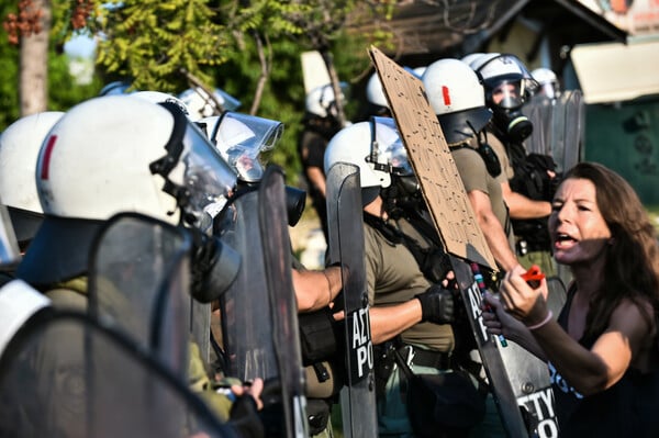 Βόλος: Αποβιβάστηκαν οι Ισραηλινοί επιβάτες του «Crown Iris» παρά τη διαμαρτυρία των κατοίκων