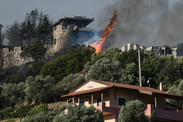 Φωτιές τώρα: Ανεξέλεγκτα μέτωπα σε Αχαΐα, Πρέβεζα, Χίο και Ζάκυνθο