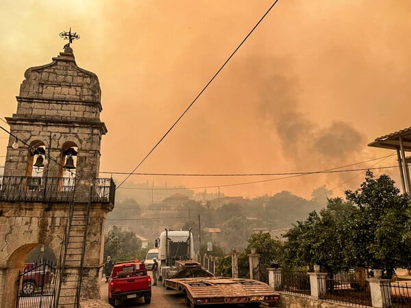 Φωτιές τώρα σε Αχαΐα, Κεφαλονιά, Πρέβεζα και Χίο: Αναζωπυρώσεις, εκκενώσεις και νέα μηνύματα 112