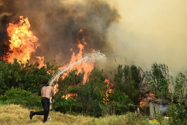 Φωτιές τώρα: Ανεξέλεγκτα μέτωπα σε Αχαΐα, Πρέβεζα, Χίο και Ζάκυνθο